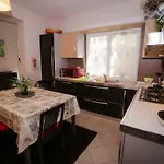 Pine-tree W/ Private Garden 50 M From The Sea Apartman