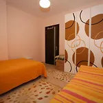 Pine-tree W/ Private Garden 50 M From The Sea Apartman
