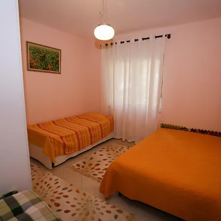 Pine-tree W/ Private Garden 50 M From The Sea *