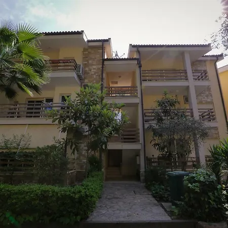 Pine-tree W/ Private Garden 50 M From The Sea 公寓