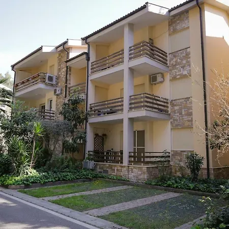 Apartament Pine-tree W/ Private Garden 50 M From The Sea Golem (Tirana)