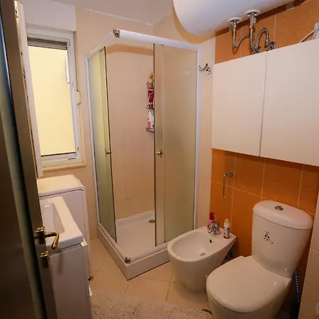 Apartment Pine-tree W/ Private Garden 50 M From The Sea Golem (Tirana)