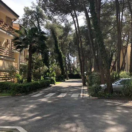 Lejlighed Pine-tree W/ Private Garden 50 M From The Sea Golem (Tirana)