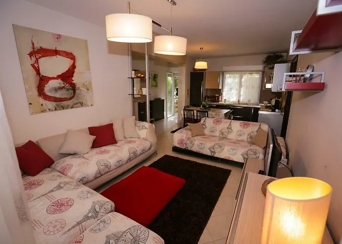 Pine-tree W/ Private Garden 50 M From The Sea Appartamento *