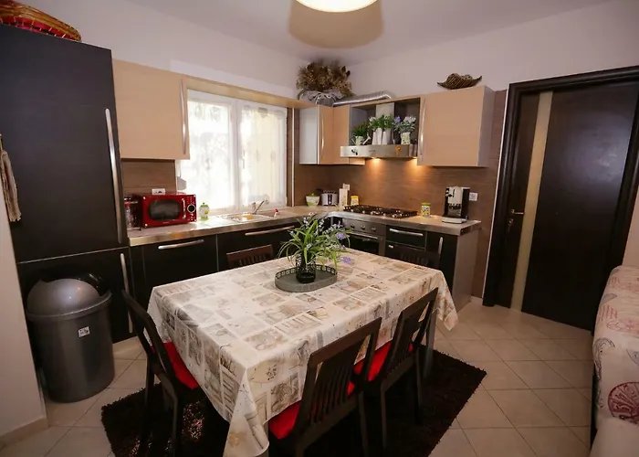 Pine-tree W/ Private Garden 50 M From The Sea Appartamento