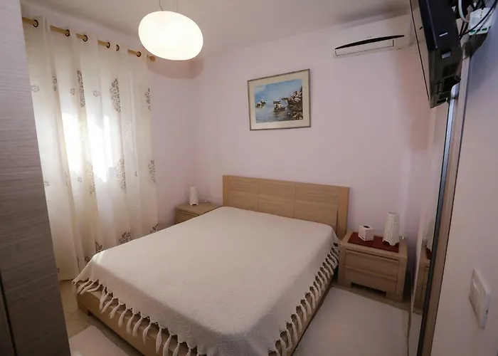 Pine-tree W/ Private Garden 50 M From The Sea Appartamento *
