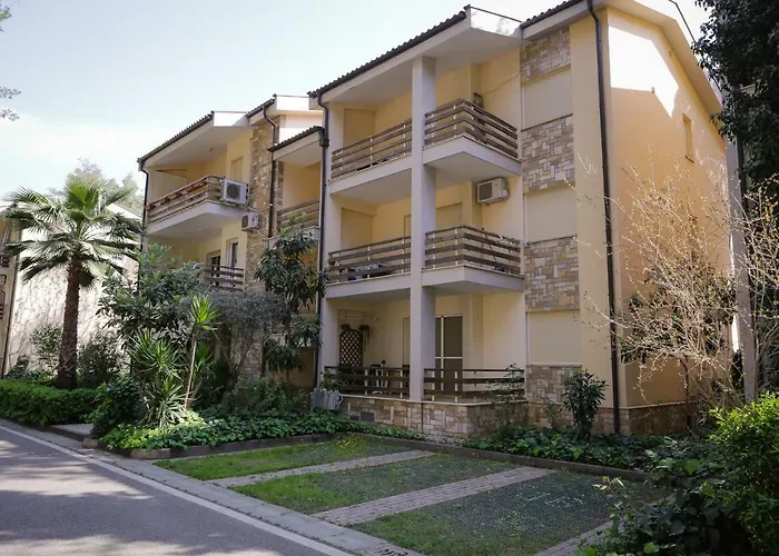 Appartamento Pine-tree W/ Private Garden 50 M From The Sea Golem (Tirana)