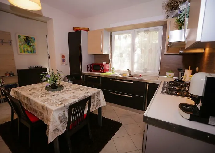 Pine-tree W/ Private Garden 50 M From The Sea Appartamento