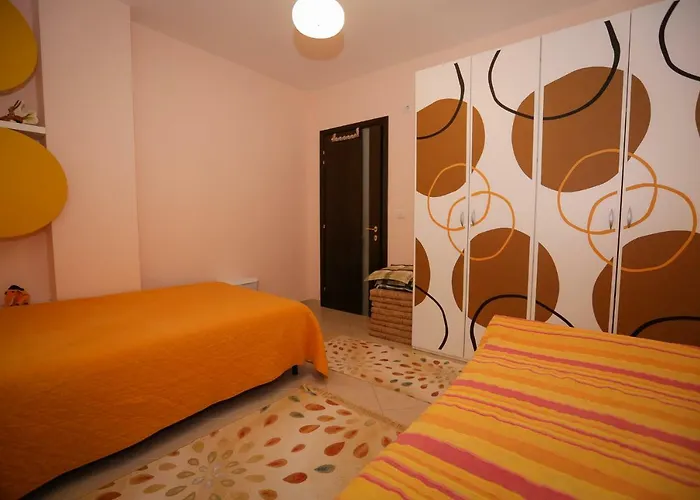 Pine-tree W/ Private Garden 50 M From The Sea Appartamento