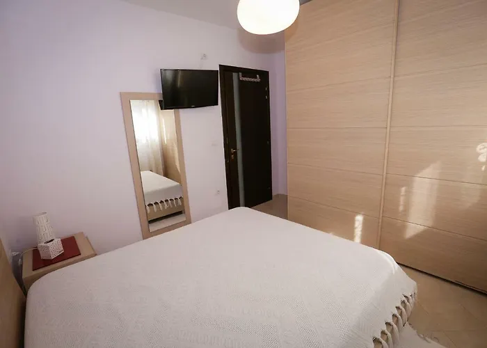 Appartamento Pine-tree W/ Private Garden 50 M From The Sea Golem (Tirana)