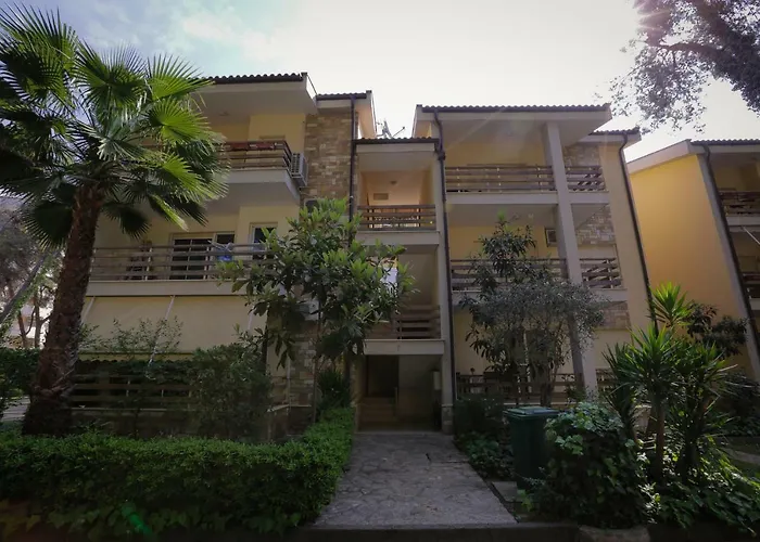 Pine-tree W/ Private Garden 50 M From The Sea Appartamento