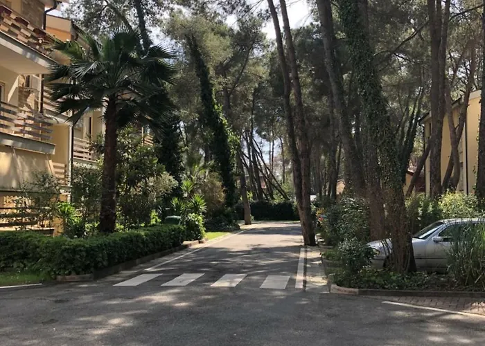 Appartamento Pine-tree W/ Private Garden 50 M From The Sea Golem (Tirana)